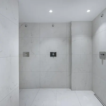 à Rochebrune Avec Piscine, Sauna Et Proximité Centre - Fr-1-569-29