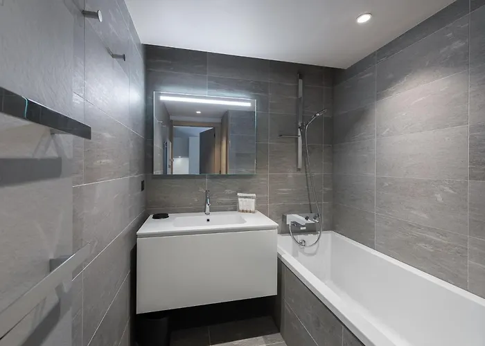 A Rochebrune Avec Piscine, Sauna Et Proximite Centre - Fr-1-569-29 * موجوف